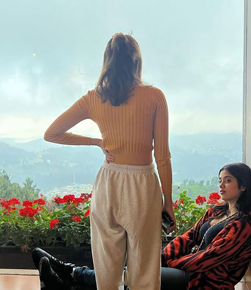 दोस्तों संग जाह्नवी कपूर