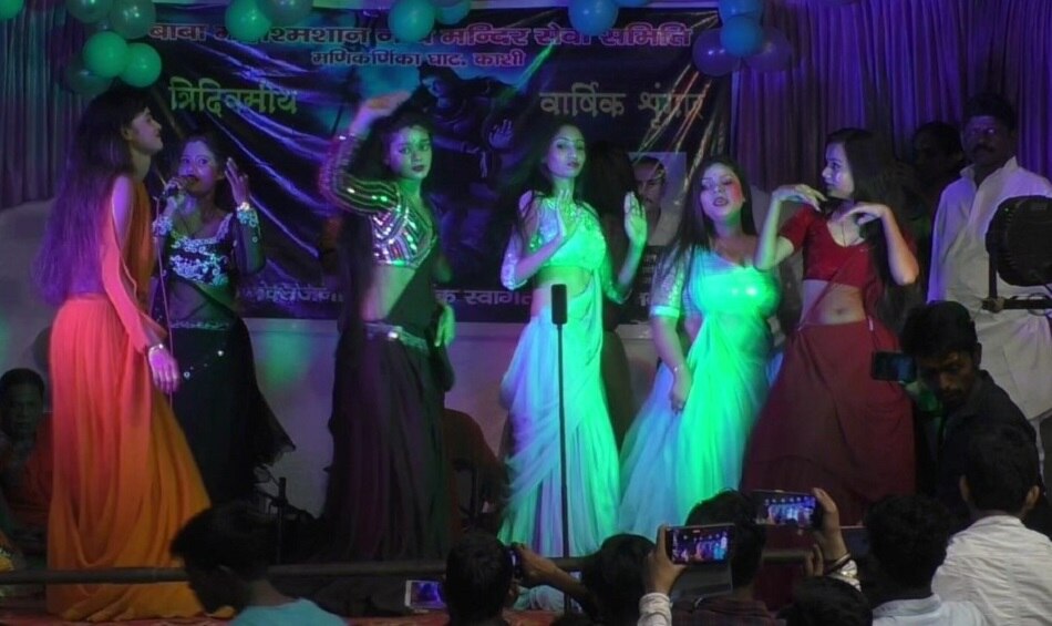 श्मशान में जलती चिताओं के साथ नृत्य