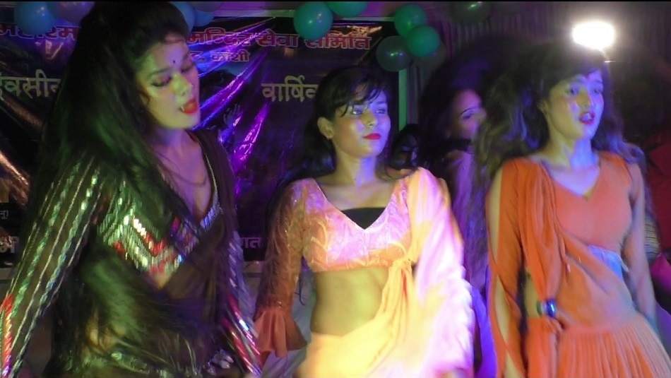 श्मशान में जलती चिताओं के साथ नृत्य