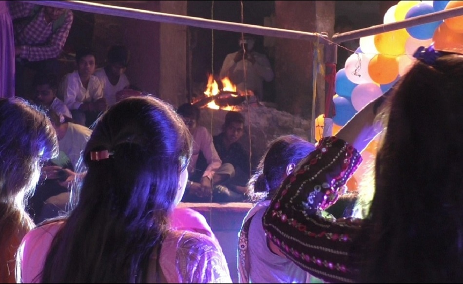 श्मशान में जलती चिताओं के साथ नृत्य