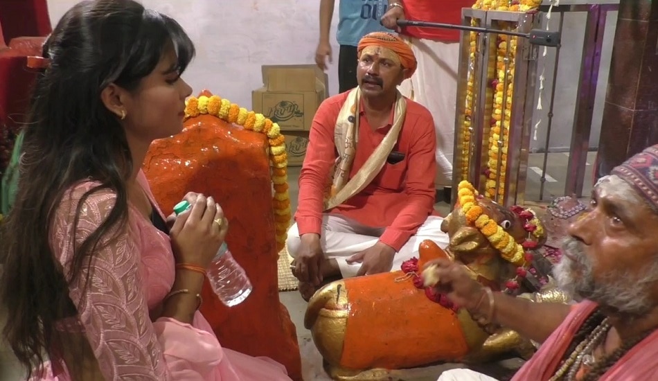 श्मशान में जलती चिताओं के साथ नृत्य