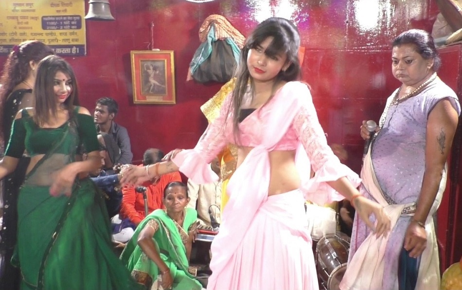 श्मशान में जलती चिताओं के साथ नृत्य