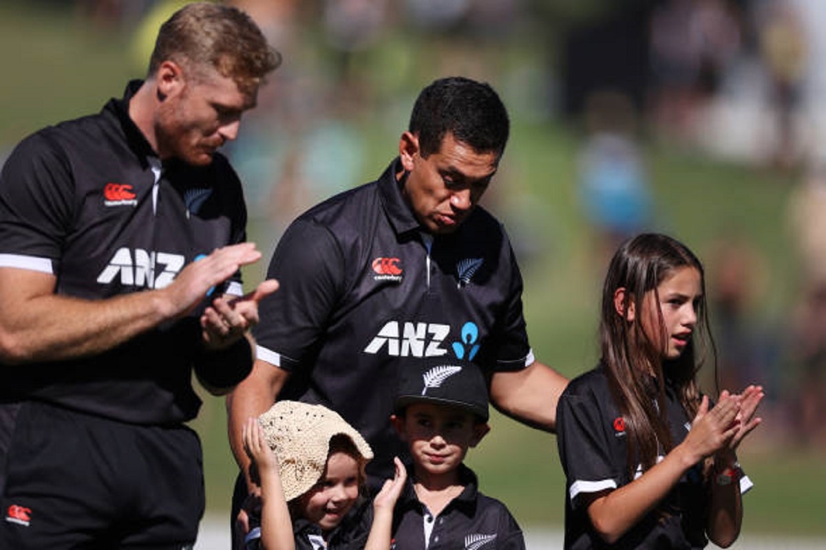Ross Taylor with kids during National Anthem (Getty)