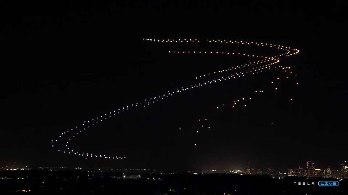 Cyber Rodeo में ड्रोन शो, आतिशबाजी 