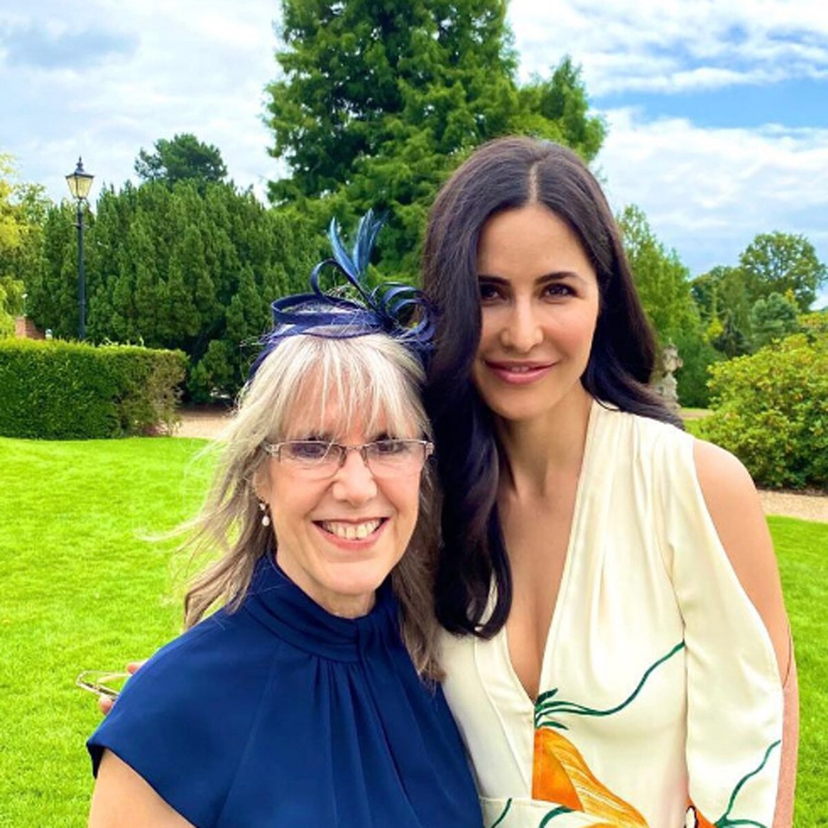 कटरीना अपनी मां के साथ 