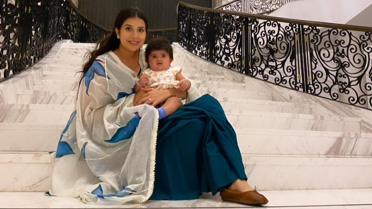 डिलीवरी के बाद स्ट्रेस में थीं Charu Asopa, नहीं पिला पा रही थीं बेटी को ब्रेस्टमिल्क, बताए नई मां बनने के स्ट्रगल