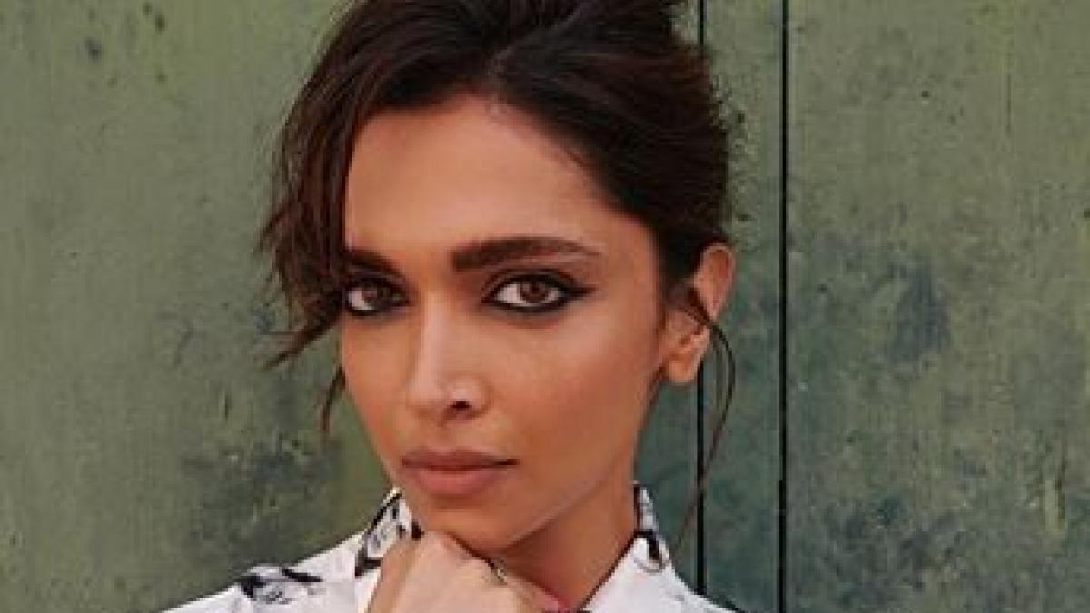 Cannes 2022: पिंक स्कर्ट-प्रिंटेड शर्ट में Deepika Padukone का स्टनिंग लुक, चिक अटायर में यूं दिए पोज