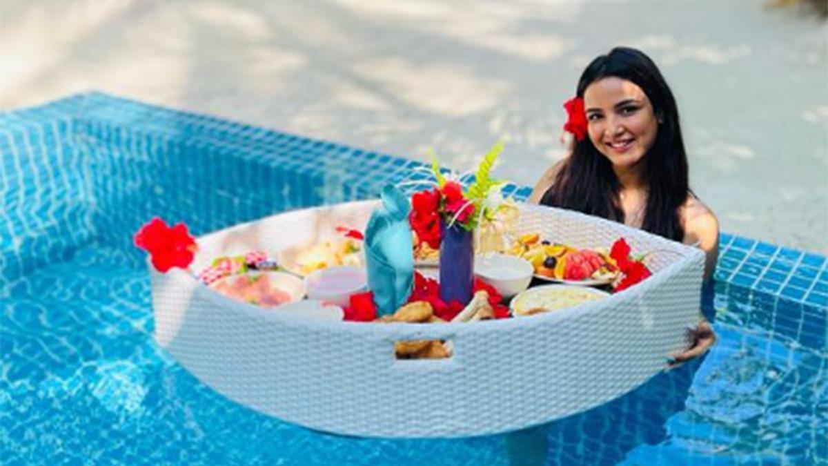 मालदीव में फ्लोटिंग ब्रेकफास्ट एन्जॉय करती नजर आईं Jasmine Bhasin, ब्लैक बिकिनी में बढ़ाया 'तापमान'