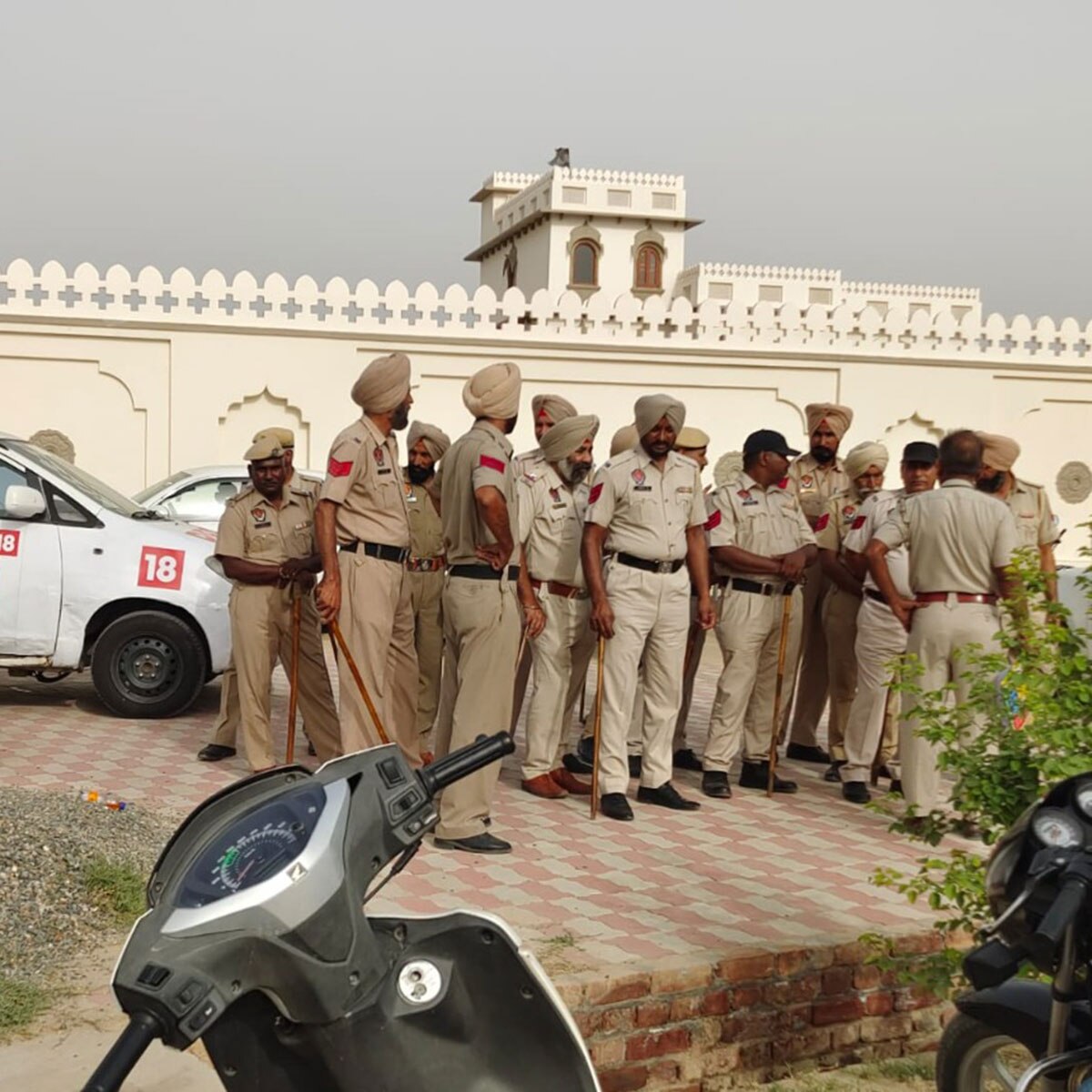  सिद्धू मूसेवाला के घर के बाहर की तस्वीर