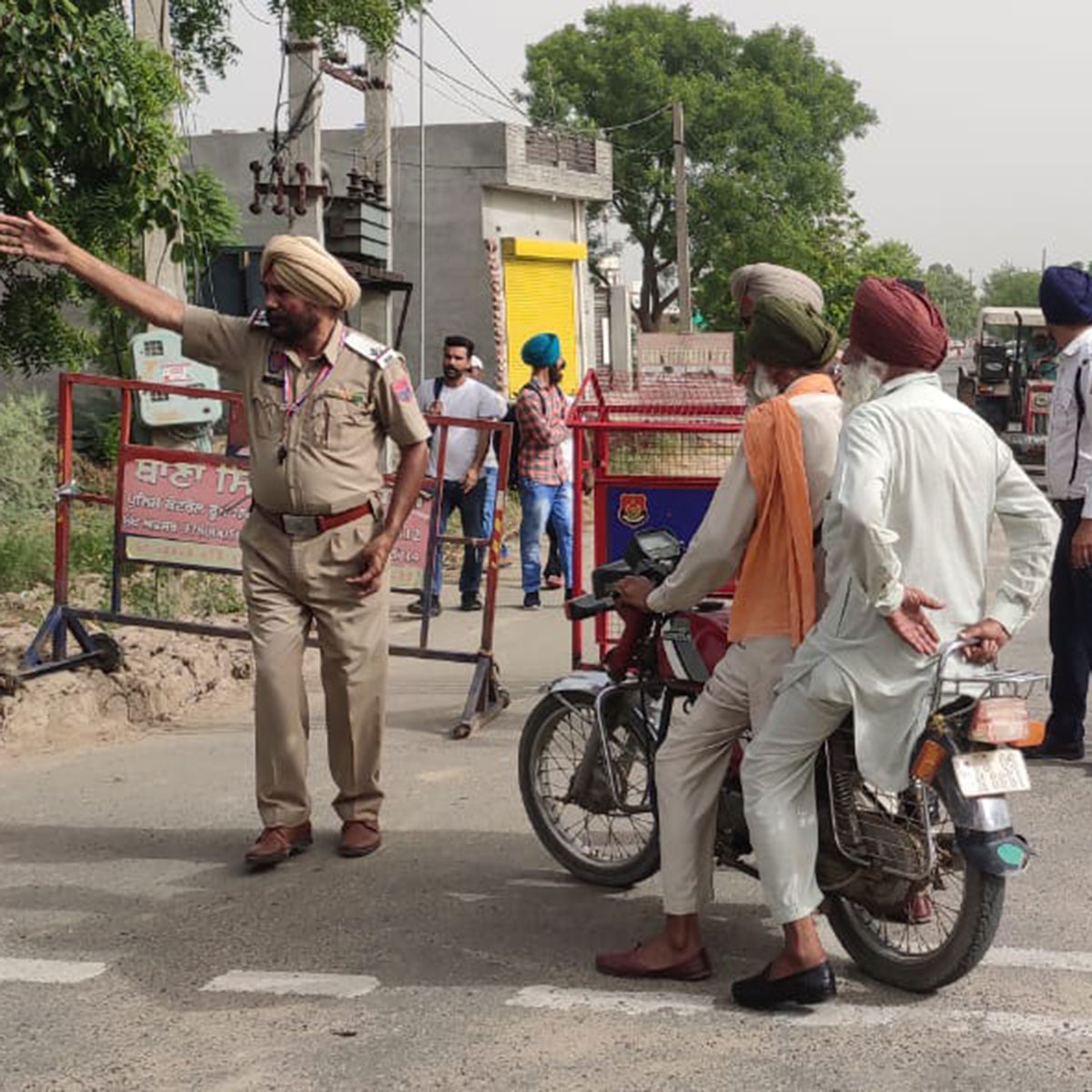  सिद्धू मूसेवाला के घर के बाहर की तस्वीर