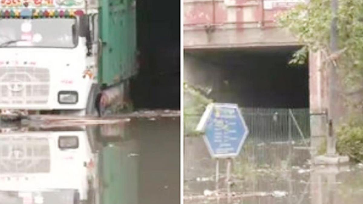 दिल्ली-एनसीआर में झमाझम बारिश के बाद हुई जल भराव  (फोटो- ANI)