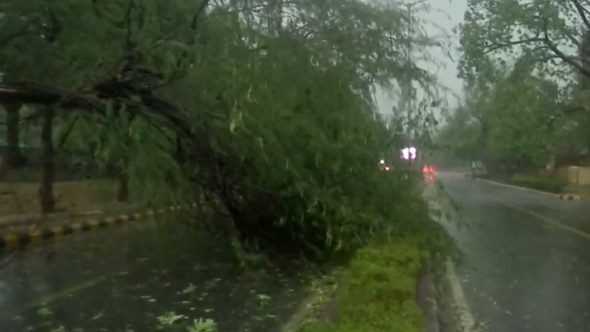 दिल्ली-एनसीआर में आंधी के बाद झमाझम बारिश