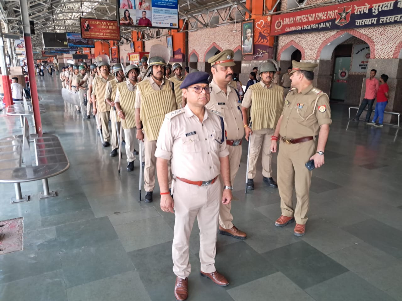 लखनऊ स्टेशन पर जीआरपी की फ्लैग मार्च