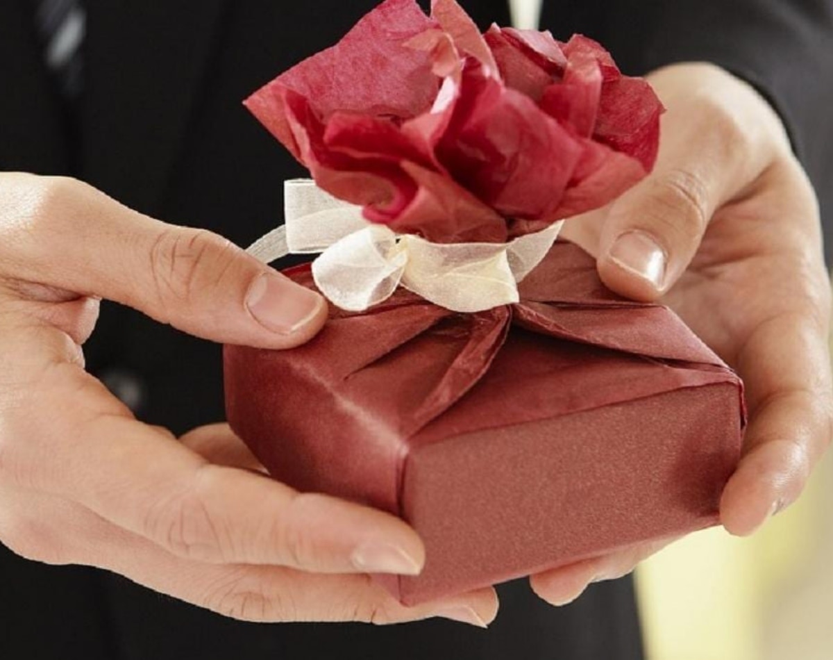 गिफ्ट पर 10 फीसदी टीडीएस