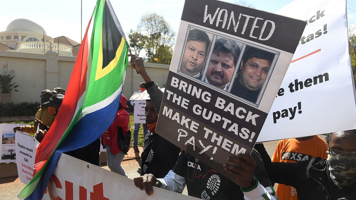 गुप्ता ब्रदर्स के खिलाफ विरोध