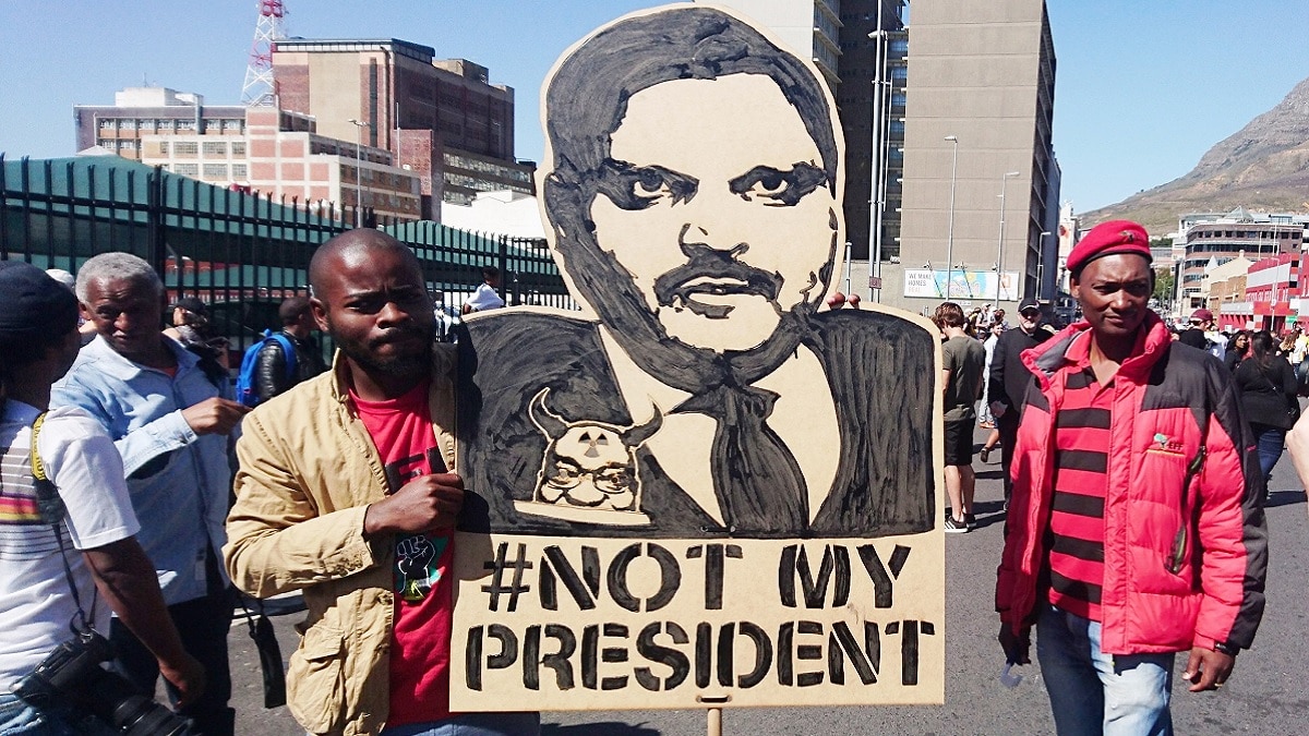 करप्शन को लेकर सड़क पर उतरे लोग