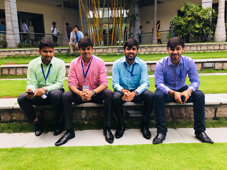 अपने दोस्तों के साथ ईशू अग्रवाल (Photo: Ishu Agrawal/aajtak.in)