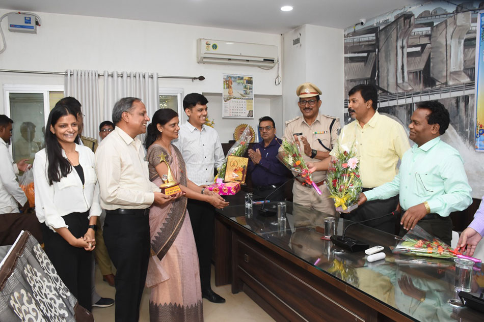 परिवार को किया सम्मानित 