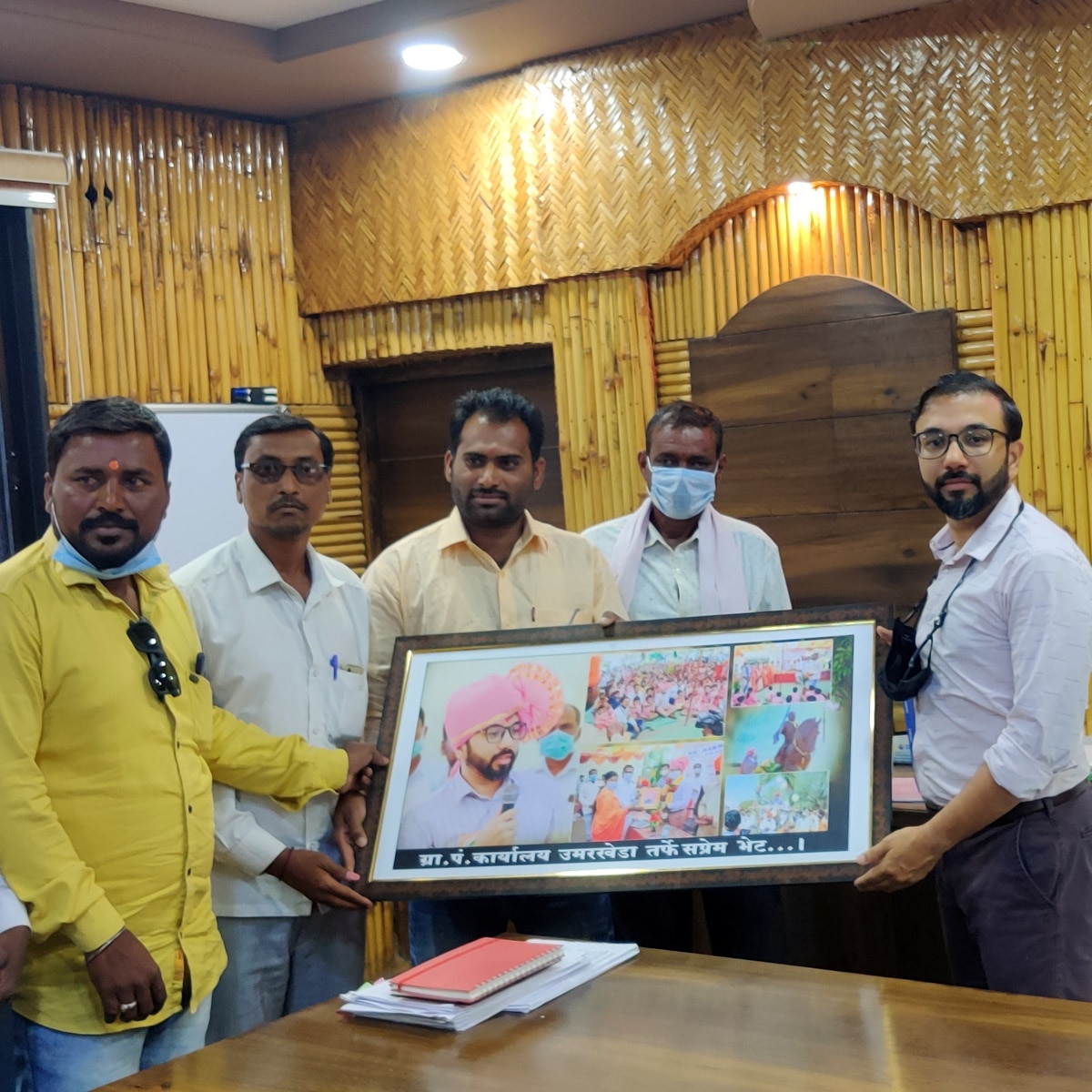 तोहफा लेते आईएएस मनुज जिंदल  