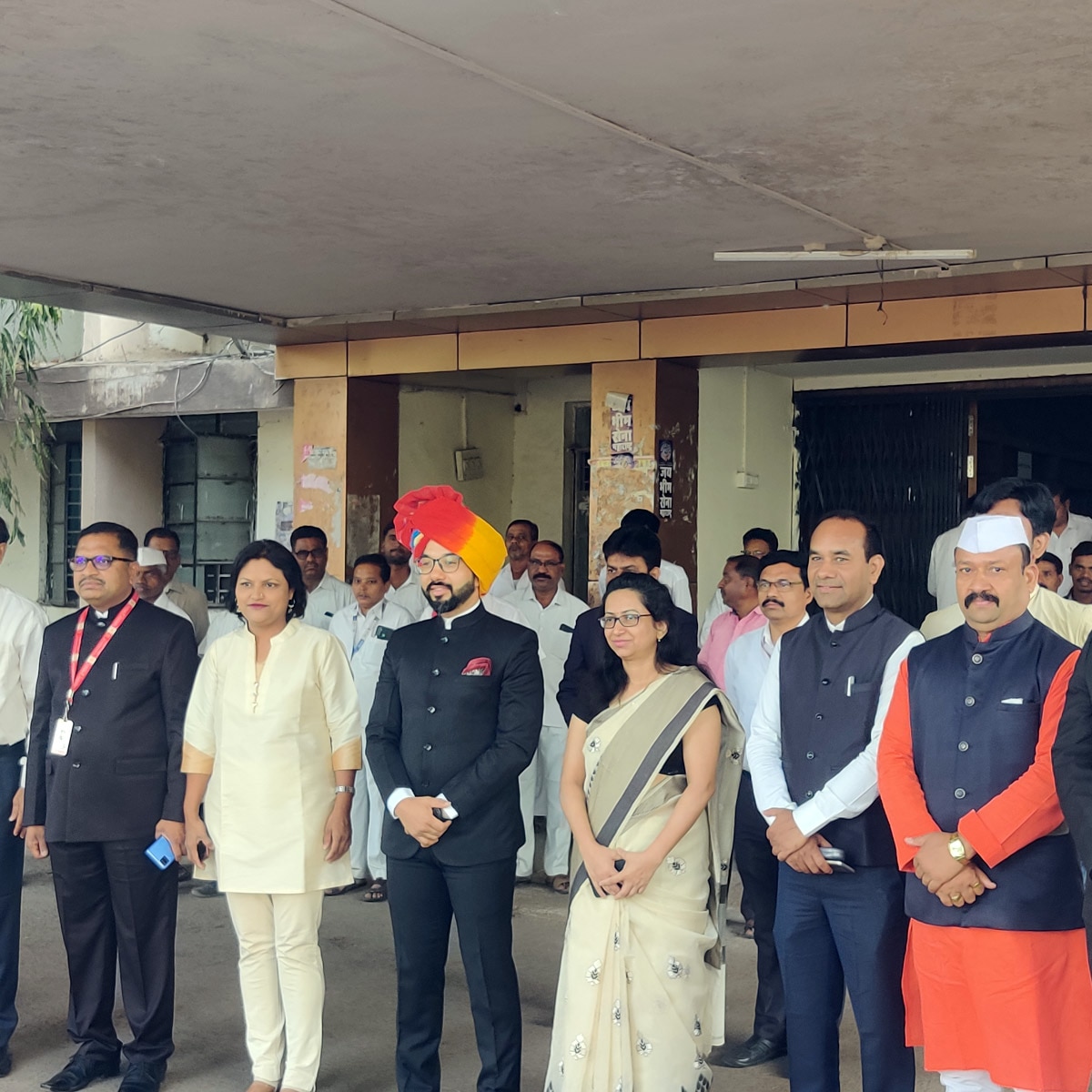 आईएएस मनुज जिंदल (बीच में)