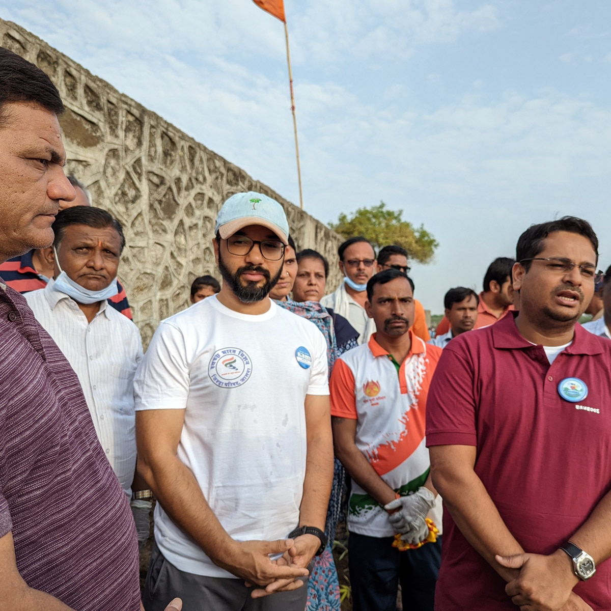 आईएएस मनुज जिंदल (बीच में)