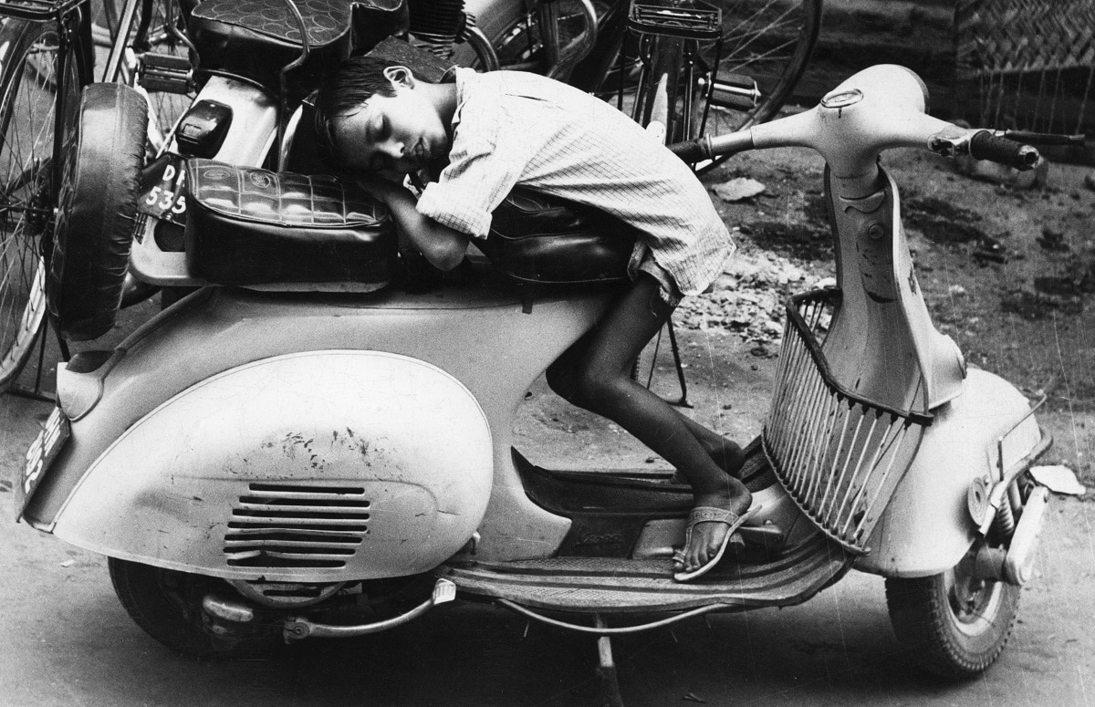 दो सीट के बीच बैठने की दिक्कत