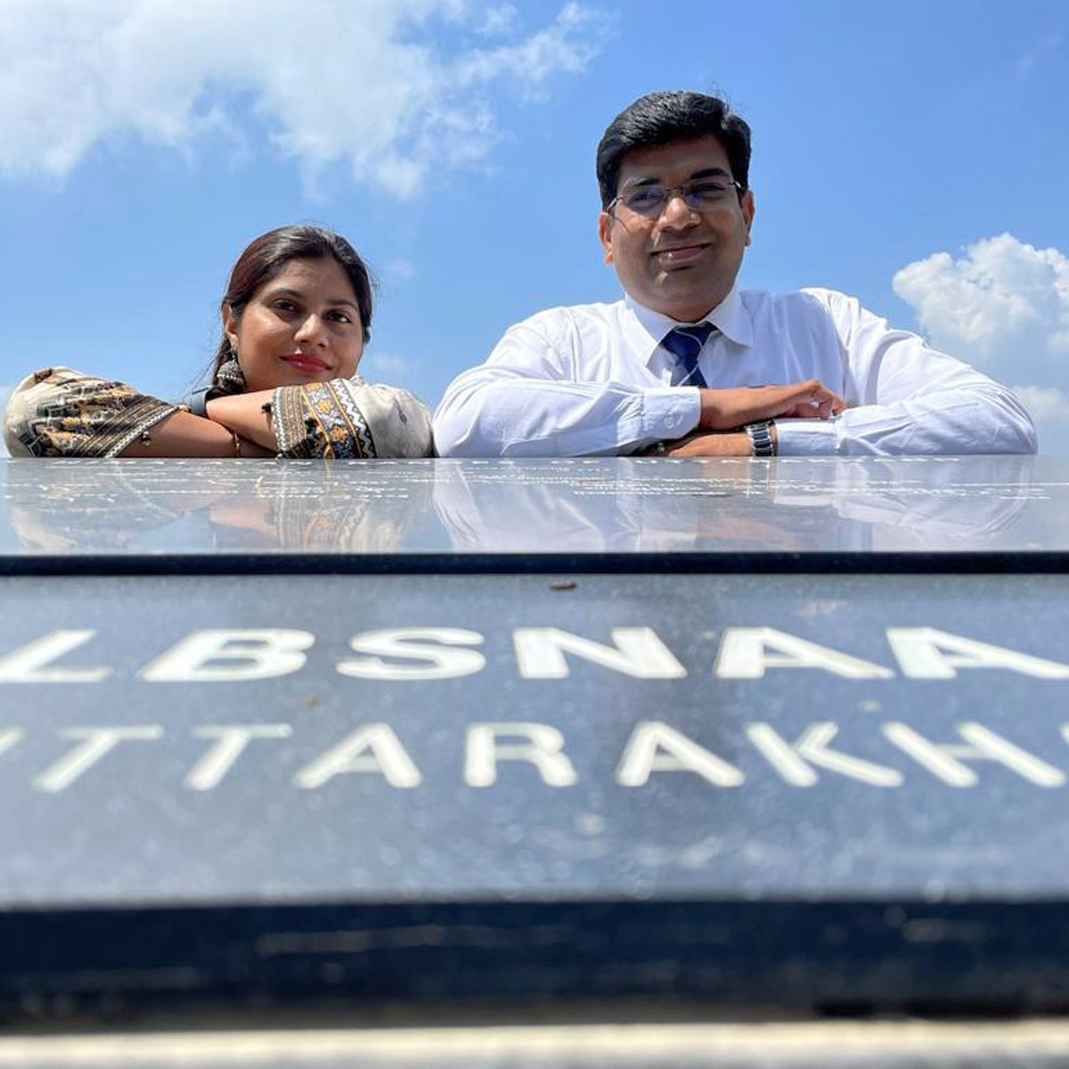 पति रेयाज अहमद के साथ रेना 