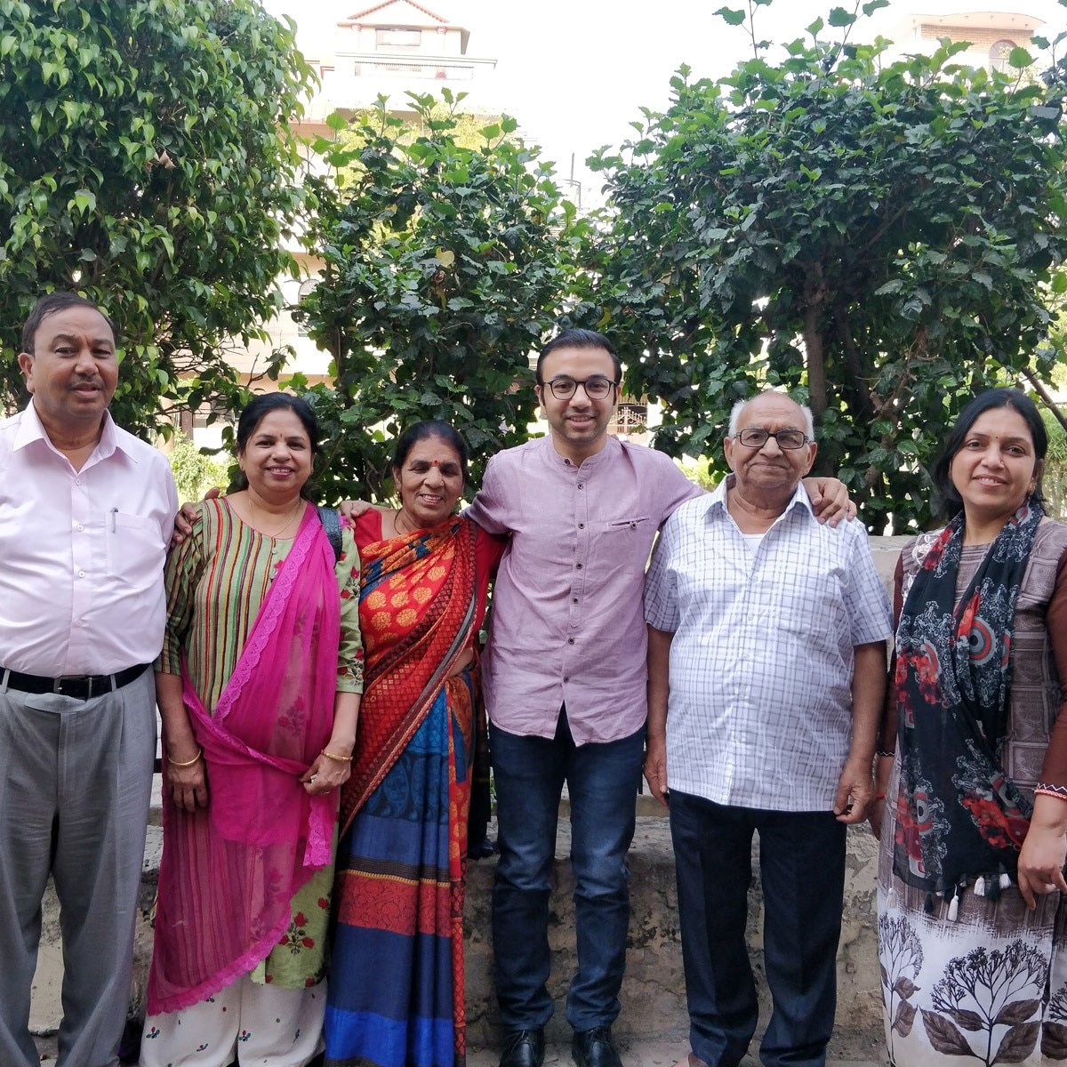 परिवार के साथ आईएएस मनुज जिंदल (बीच में)