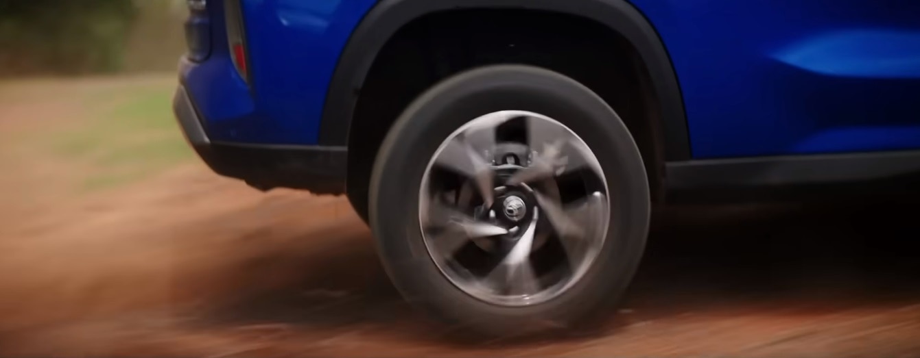 मिलेंगे डुअल टोन एलॉय व्हील