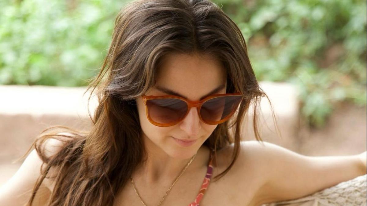 प्रिंटेड मोनोकनी में बिग बॉस की एक्स कंटेस्टेंट Elli AvrRam ने ढाया कहर, बैठकर यूं दिए पोज