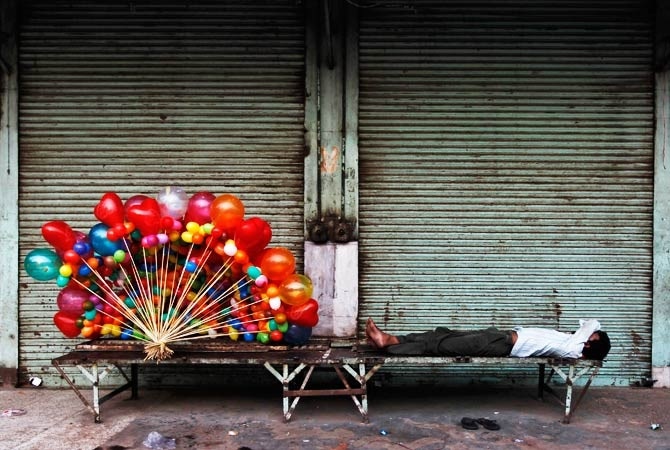 प्लास्टिक के झंडे और गुब्बारों की स्टिक