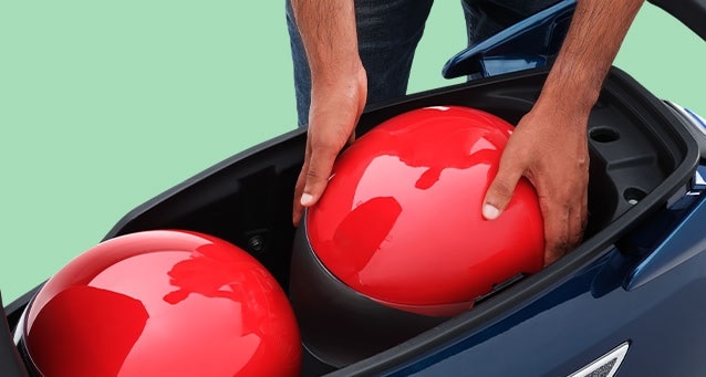 TVS iQube की डिक्की में आएंगे 2 हेलमेट