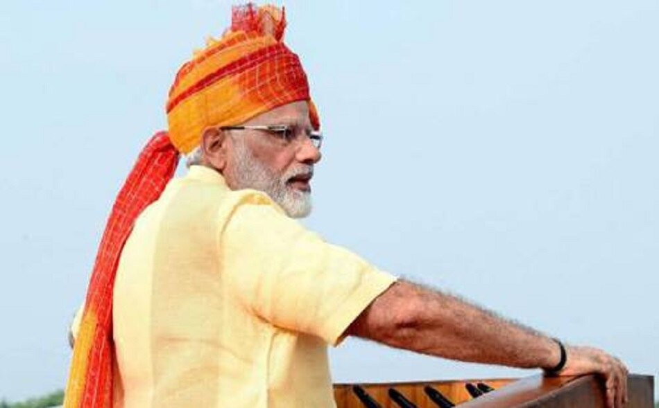 तिरंगा पगड़ी बांध पीएम मोदी ने फहराया राष्ट्रीय ध्वज