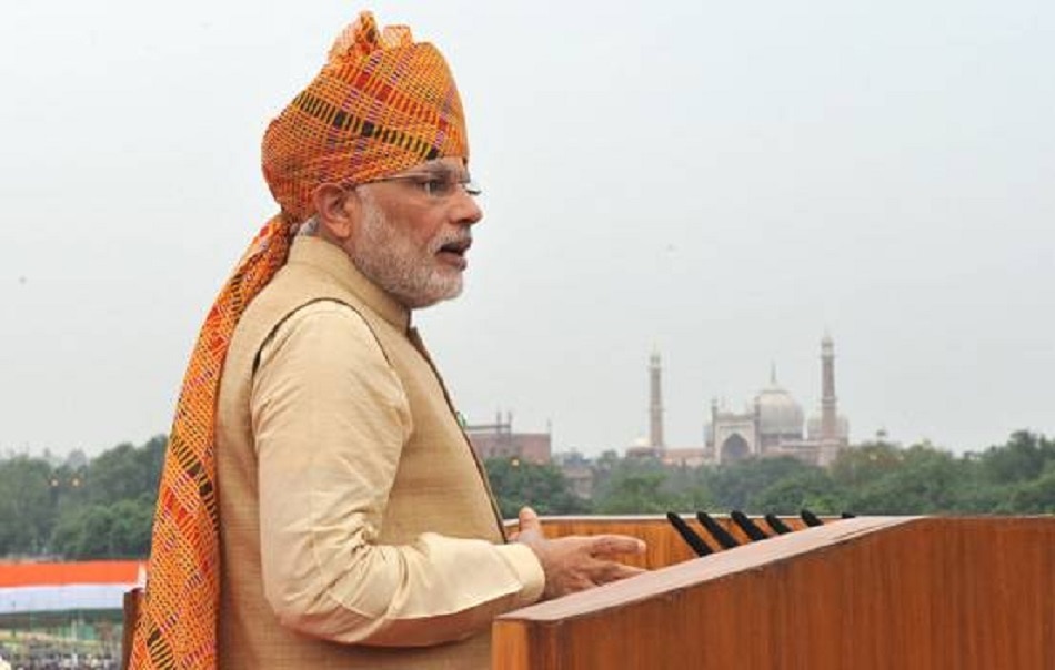 तिरंगे वाला साफा बांध PM मोदी ने फहराया राष्ट्रीय ध्वज 