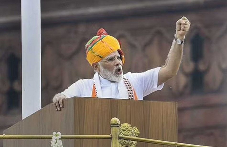 तिरंगे वाला साफा बांध PM मोदी ने फहराया राष्ट्रीय ध्वज 