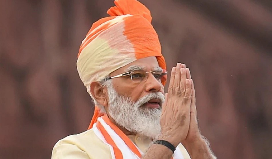 तिरंगा पगड़ी बांध पीएम मोदी ने फहराया राष्ट्रीय ध्वज