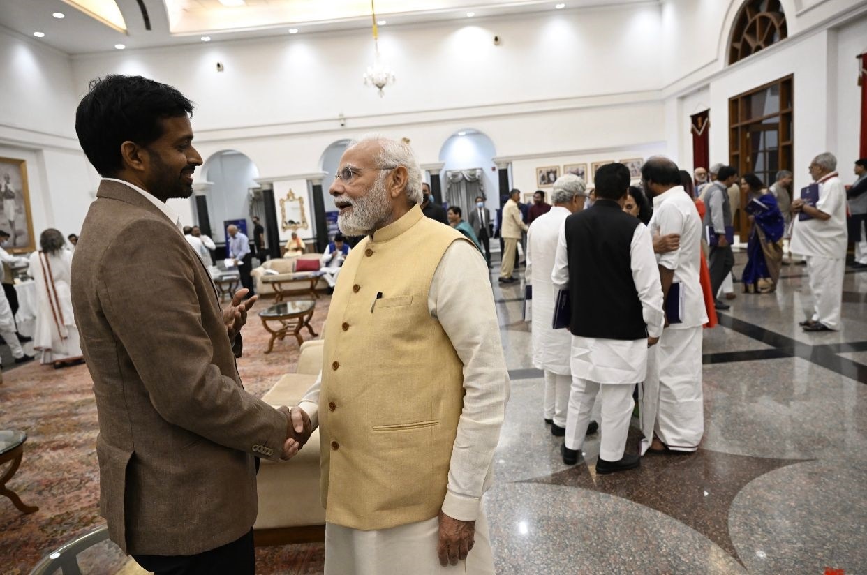 बैडमिंटन कोच के साथ नरेन्द्र मोदी