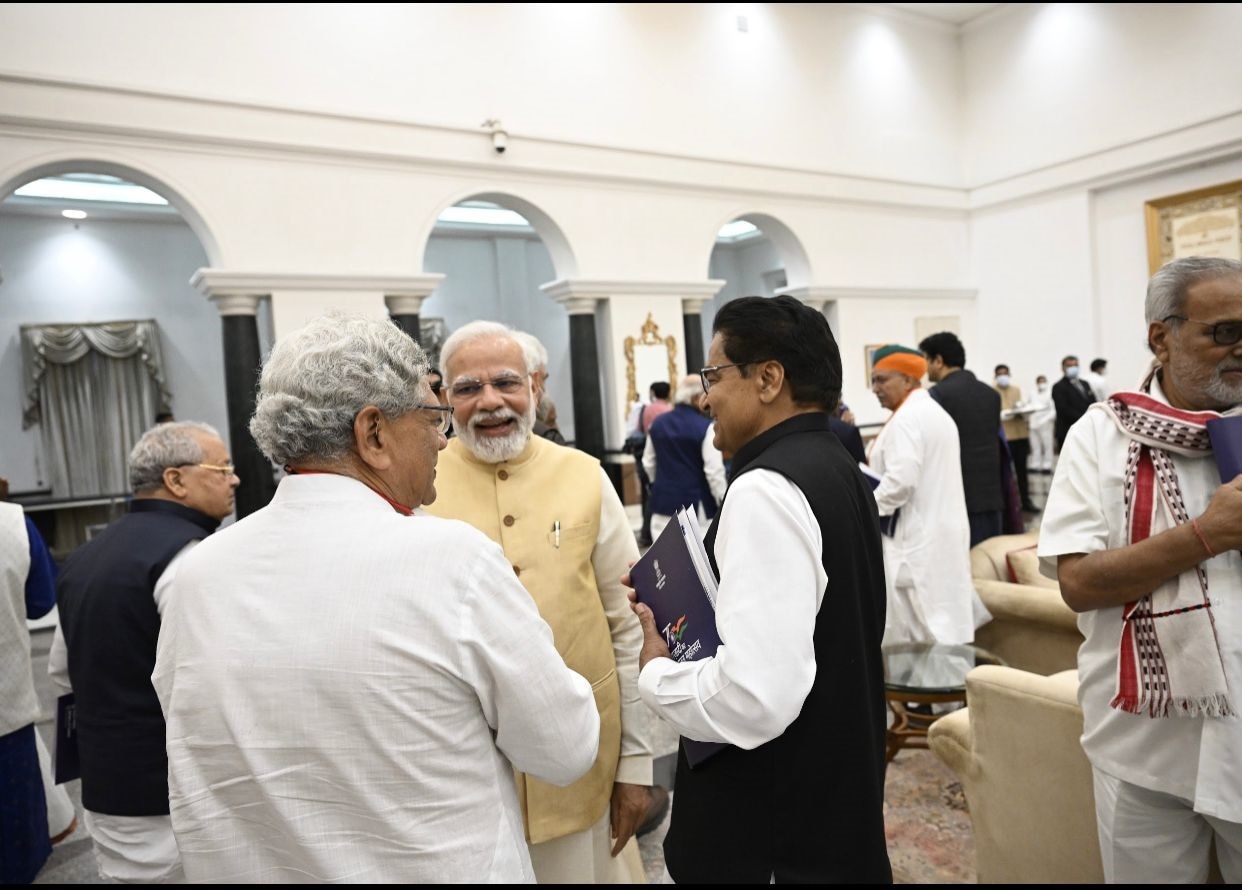 ठहाके लगाते पीएम मोदी