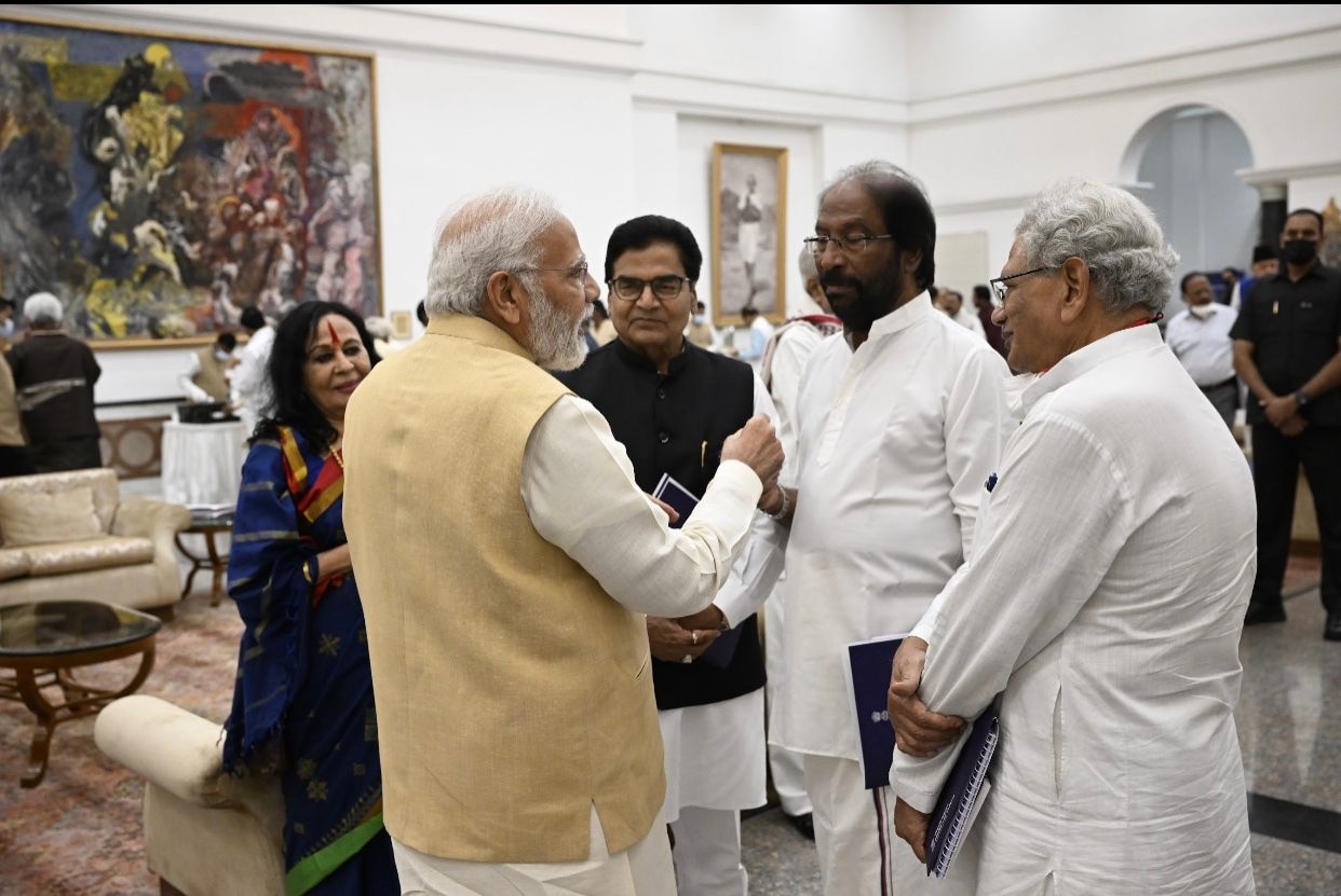 विपक्ष के नेताओं के साथ मोदी