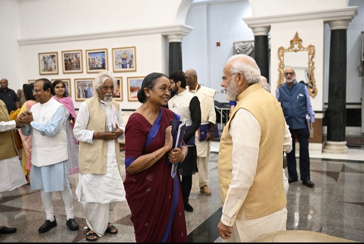 मीरा कुमार के साथ पीएम मोदी