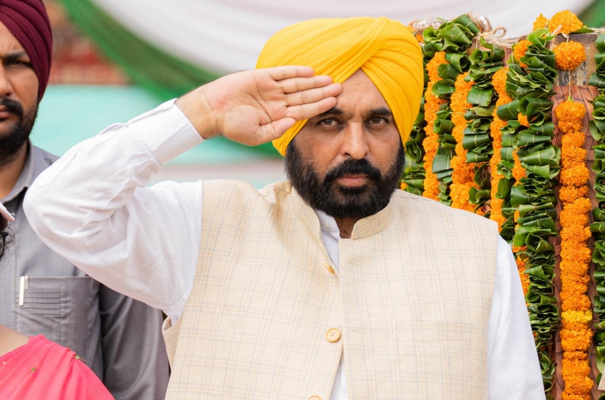 मान ने तिरंगा फहराया, 75 आम आदमी क्लिनिक का उद्घाटन किया