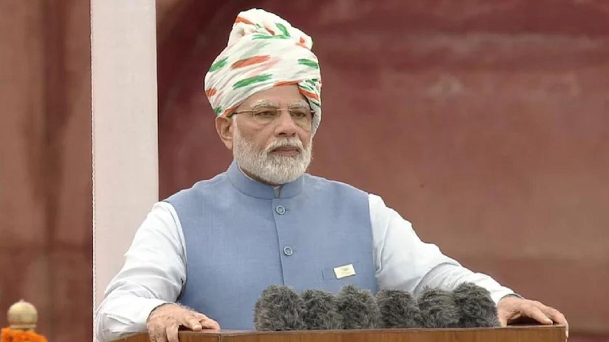 तिरंगा पगड़ी बांध पीएम मोदी ने फहराया राष्ट्रीय ध्वज, देखें 9 साल के सभी लुक्स (Photo: BJP4India on Twitter)