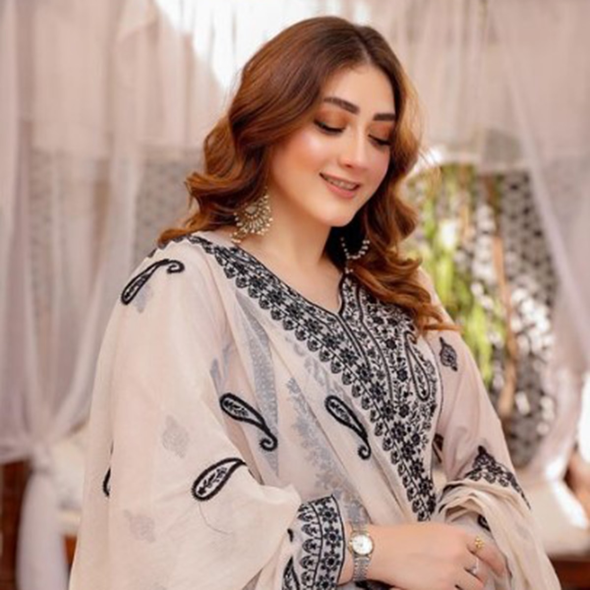 मोमिना इकबाल