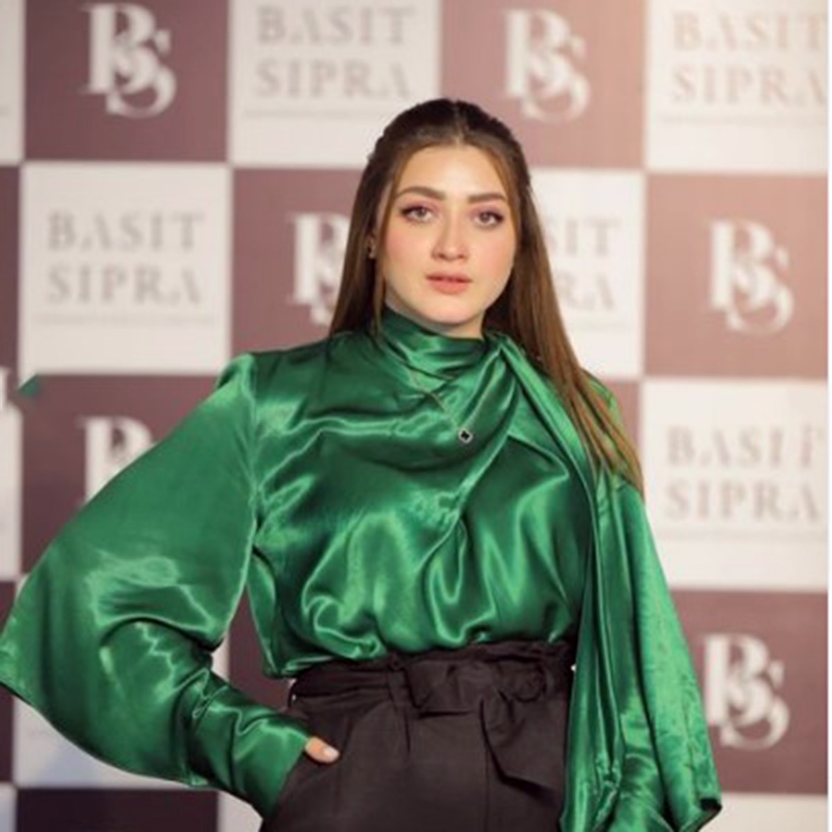 मोमिना इकबाल