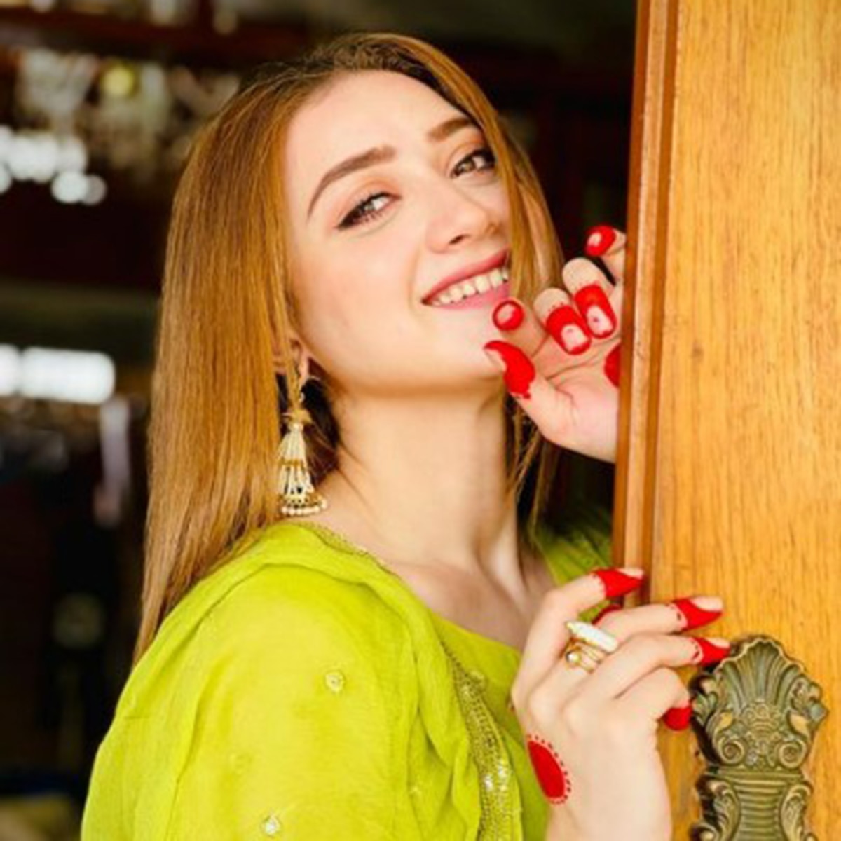 मोमिना इकबाल