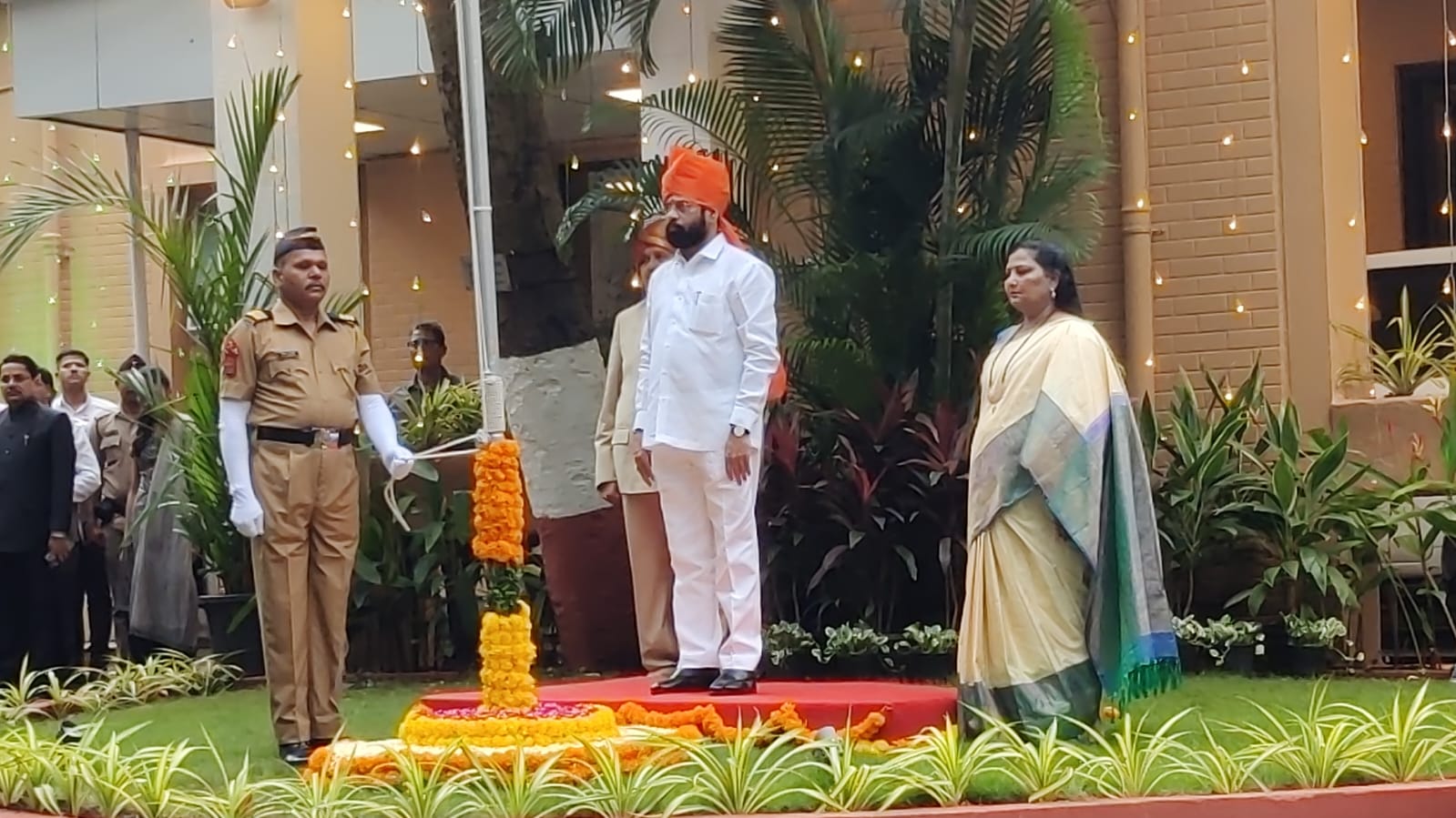 एकनाथ शिंदे ने फहराया तिरंगा