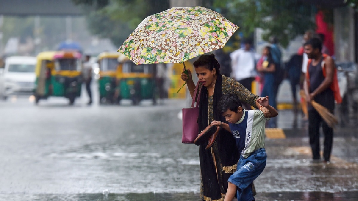 दिल्ली में बारिश से यातायात प्रभावित