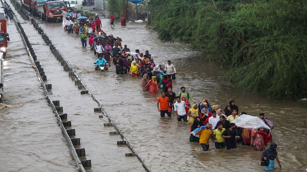फरीदाबाद में भारी बारिश से यातायात प्रभावित