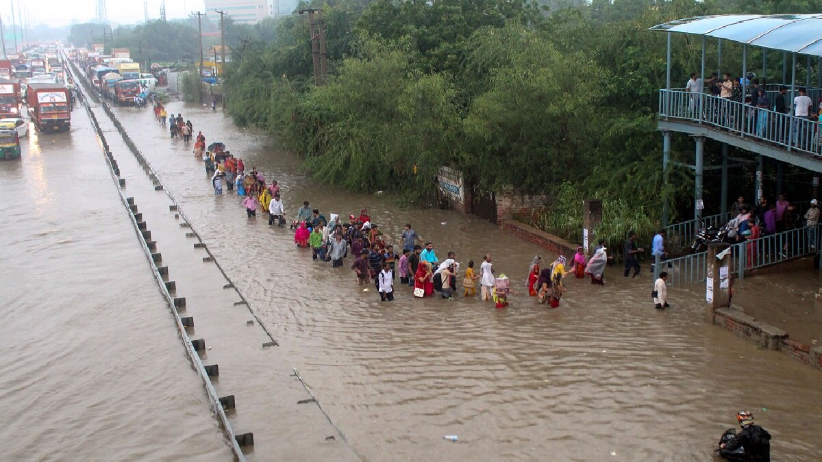 फरीदाबाद में भारी बारिश से यातायात प्रभावित