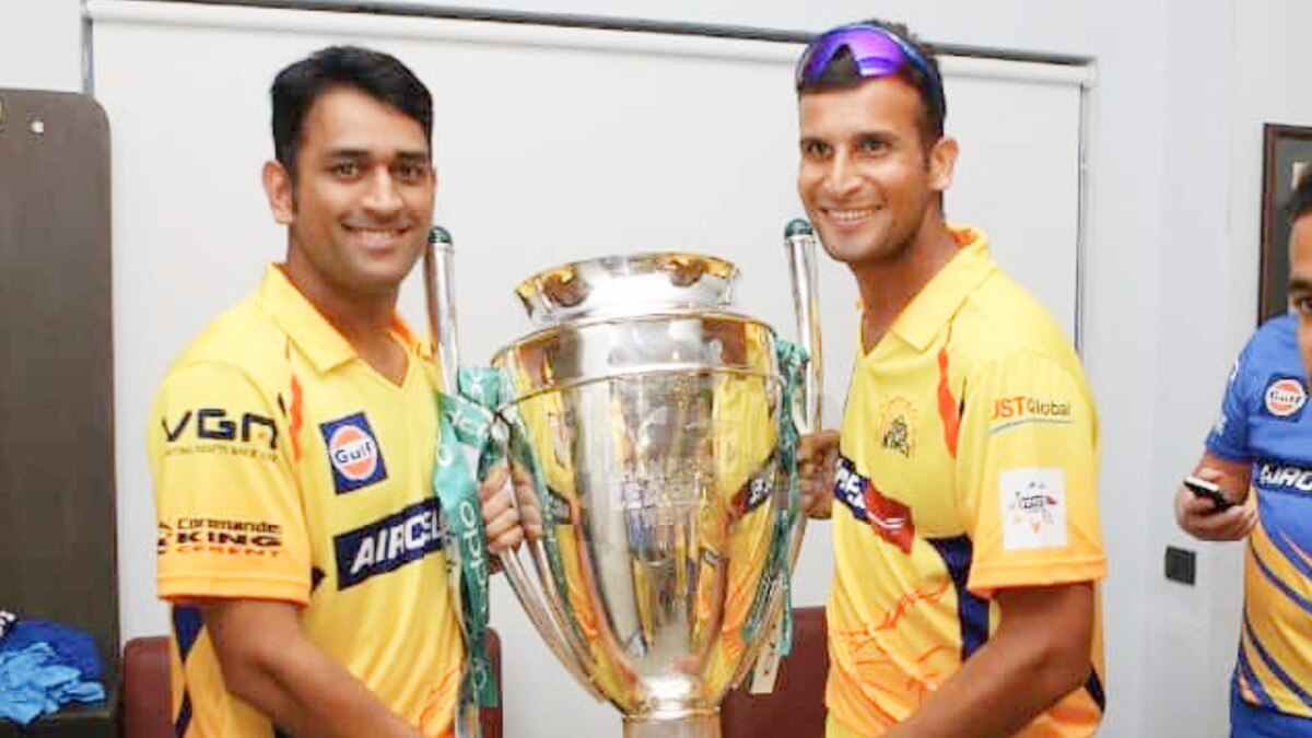 Dhoni and Ishwar pandey
